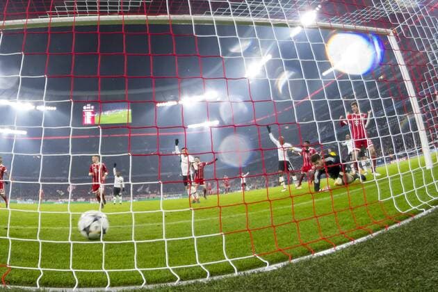 GER, UEFA CL, FC Bayern Muenchen (GER) vs Besiktas Istanbul (TUR) 20.02.2018, Allianz Arena, Muenchen, GER, UEFA CL, FC Bayern Muenchen (GER) vs Besiktas Istanbul (TUR), Achtelfinale, im Bild Tor zum 1-0 durch Thomas Mueller (FCB 25) Aufgenommen mit der Hintertor Remote Kamera