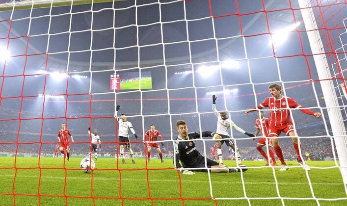 20.02.2018, Fussball UEFA Champions League 2017 2018, Achtelfinale, FC Bayern München - Besiktas Istanbul, in der Allianz Arena München, Torschuss zum 1:0 von Thomas Müller (re, FC Bayern München) gegen Torwart Fabri (mitte, Besiktas Istanbul).