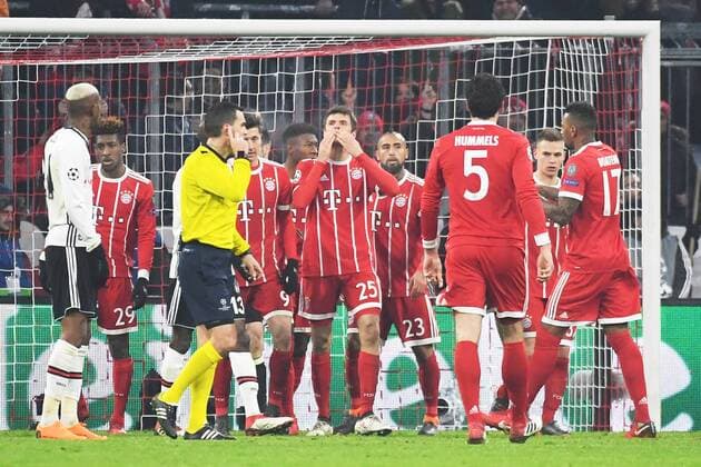 20.02.2018, xjhx, Fussball Champions League, FC Bayern Muenchen - Besiktas Istanbul, emspor, v.l. Torjubel, Goal celebration, celebrate the goal zum 1:0 durch Thomas Mueller (FCB - FC Bayern Muenchen) mit der Mannschaft Muenchen