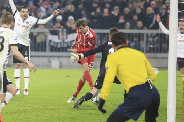 20.02.2018, Fussball UEFA Champions League 2017 2018, Achtelfinale, FC Bayern München - Besiktas Istanbul, in der Allianz Arena München, J Torschuss zum 1:0 von Thomas Müller (mitte, FC Bayern München) gegen Torwart Fabri (re, Besiktas Istanbul).