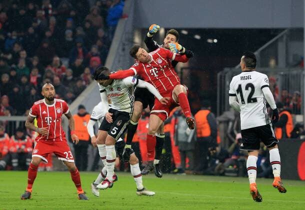 20180219, CL, FC Bayern vs Besiktas Istanbul, Allianz Arena Muenchen, Fussball im Bild: Arturo Vidal (FCB), Pepe (Besiktas), Robert Lewandowski (FCB), Fabri (Besiktas), und Gary Medel (Besiktas)