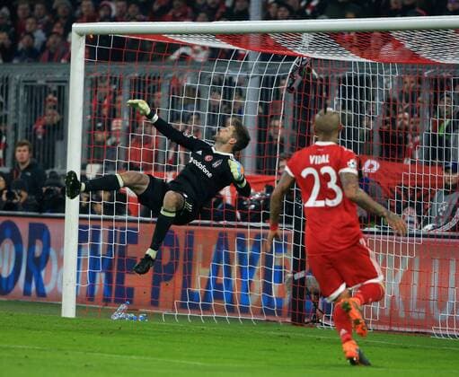 20180219, CL, FC Bayern vs Besiktas Istanbul, Allianz Arena Muenchen, Fussball im Bild: Fabri (Besiktas) und Arturo Vidal (FCB)