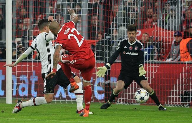 20180219, CL, FC Bayern vs Besiktas Istanbul, Allianz Arena Muenchen, Fussball im Bild: Pepe (Besiktas), Arturo Vidal (FCB) und Fabri (Besiktas)