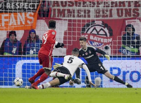 Bilder des Tages - SPORT 20.02.2018, Fussball UEFA Champions League 2017 2018, Achtelfinale, FC Bayern München - Besiktas Istanbul, in der Allianz Arena München, Torschuss von Kingsley Coman (li, Bayern München) zum 2:0 gegen Torwart Fabri (re, Besiktas Istanbul) und Pepe (mitte, Besiktas Istanbul).