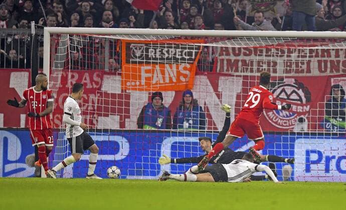 20.02.2018, Fussball UEFA Champions League 2017 2018, Achtelfinale, FC Bayern München - Besiktas Istanbul, in der Allianz Arena München, Torschuss von Kingsley Coman (re, Bayern München) zum 2:0 gegen Torwart Fabri (mitte, Besiktas Istanbul).