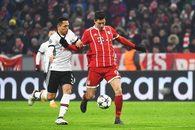 20.02.2018, xjhx, Fussball Champions League, FC Bayern Muenchen - Besiktas Istanbul, emspor, v.l. Adriano (Besiktas Istanbul), Robert Lewandowski (FCB - FC Bayern Muenchen) Muenchen