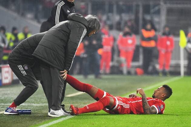 20.02.2018, xjhx, Fussball Champions League, FC Bayern Muenchen - Besiktas Istanbul, emspor, v.l. Jerome Boateng (FCB - FC Bayern Muenchen) wird behandelt Dr. Hans-Wilhelm Mueller-Wohlfahrt Muenchen