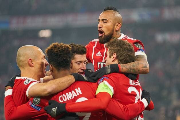 Kingsley COMAN, FCB 29 Torjubel, Jubel nach dem Tor zum 2-0 mit Arturo VIDAL, FCB 23 Arjen ROBBEN, FCB 10 Robert LEWANDOWSKI, FCB 9 FC BAYERN MUENCHEN - BESIKTAS ISTANBUL Achtelfinale Hinspiel, Fussball UEFA Champions League, Muenchen, 20.02.2018 CL Saison 2017 2018, FCB,