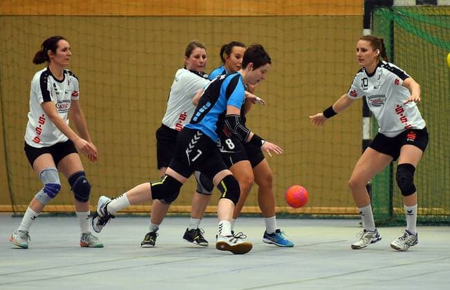 20.02.2018, xpsx, Handball Frauen Bezirksoberliga, HSG Hanau - HSG Dietzenbach v.l. Sonja Zeller (Dietzenbach), Mira Fritz (Hanau) Hanau Hessen Deutschland