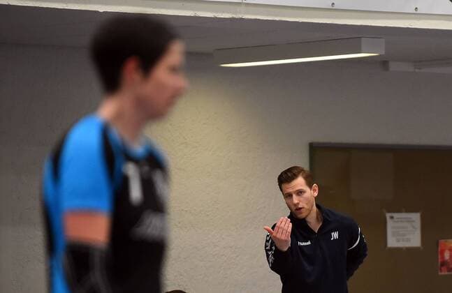 20.02.2018, xpsx, Handball Frauen Bezirksoberliga, HSG Hanau - HSG Dietzenbach v.l. Trainer Julian Wurm (Dietzenbach) Hanau Hessen Deutschland
