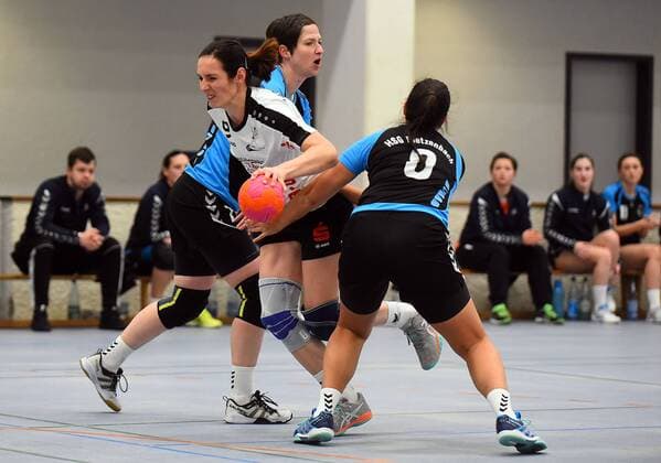 20.02.2018, xpsx, Handball Frauen Bezirksoberliga, HSG Hanau - HSG Dietzenbach v.l. Sonja Zellner (DIetzenbach), Susann Rückert (Hanau), Anna Schmitz (Dietzenbach) Hanau Hessen Deutschland