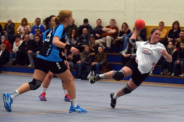20.02.2018, xpsx, Handball Frauen Bezirksoberliga, HSG Hanau - HSG Dietzenbach v.l. Isabell Burkard (Hanau) Hanau Hessen Deutschland