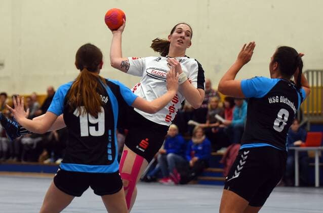20.02.2018, xpsx, Handball Frauen Bezirksoberliga, HSG Hanau - HSG Dietzenbach v.l. Victoria Knab (Dietzenbach), Kristina Lorenz (Hanau), Anna Schmitz (Dietzenbach) Hanau Hessen Deutschland