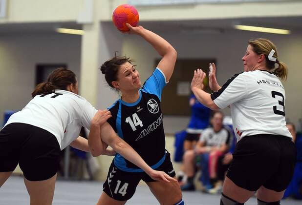 20.02.2018, xpsx, Handball Frauen Bezirksoberliga, HSG Hanau - HSG Dietzenbach v.l. Eva-Maria Mikesch (Hanau), Carolin Rotter (Dietzenbach), Isabell Burkard (Hanau) Hanau Hessen Deutschland