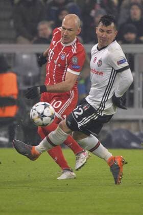 Munich, Germany 20.02.2018, UEFA Champions League - 2017 18 Season, round of last sixteen, Achtelfinale, FC Bayern Muenchen - Besiktas Istanbul, goalkeeper Fabri (Besiktas), Arjen Robben (FCB) und Gary Medel (Besiktas) im Zweikampf ( DeFodi527