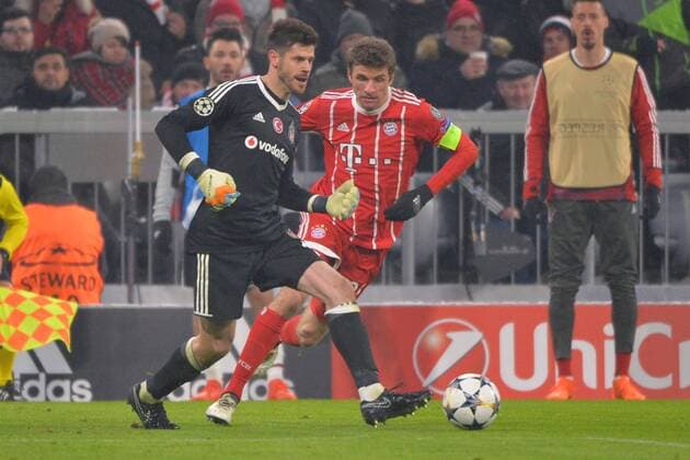 Munich, Germany 20.02.2018, UEFA Champions League - 2017 18 Season, round of last sixteen, Achtelfinale, FC Bayern Muenchen - Besiktas Istanbul, goalkeeper Fabri (Besiktas) und Thomas Mueller (FCB) im Zweikampf ( DeFodi527