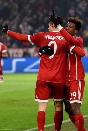 Torjubel des Torschützen Kingsley Coman (FC Bayern Muenchen), Jubel und Freude bei Robert Lewandowski (FC Bayern Muenchen). Deutschland, Muenchen: Fussball, UEFA Champions League, Achtelfinale: FC Bayern Muenchen vs Besiktas Istanbul am 20.02.2018, Allianz Arena.