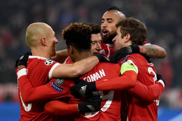 Münchner Torjubel Arjen Robben (FC Bayern Muenchen), Torschütze Kingsley Coman (FC Bayern Muenchen), Robert Lewandowski (FC Bayern Muenchen), Thomas Müller (FC Bayern Muenchen), Arturo Vidal (FC Bayern Muenchen). Deutschland, Muenchen: Fussball, UEFA Champions League, Achtelfinale: FC Bayern Muenchen vs Besiktas Istanbul am 20.02.2018, Allianz Arena.