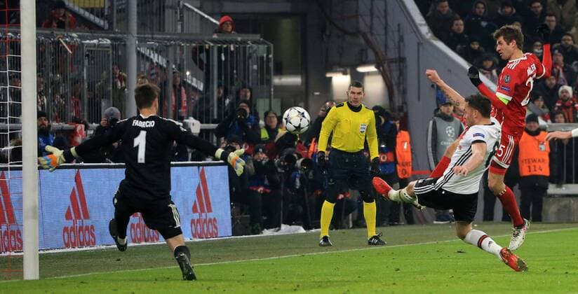 20180219, CL, FC Bayern vs Besiktas Istanbul, Allianz Arena Muenchen, Fussball im Bild: 3:0 Fabri (Besiktas) geschlagen Duska Tosic (Besiktas) kommt zu spät und Thomas Mueller (FCB) schiesst
