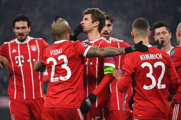 20.02.2018, xjhx, Fussball Champions League, FC Bayern Muenchen - Besiktas Istanbul, emspor, v.l. Torjubel, Goal celebration, celebrate the goal zum 3:0 durch Thomas Mueller (FCB - FC Bayern Muenchen) mit der Mannschaft Arturo Vidal (FCB - FC Bayern Muenchen), Arjen Robben (FCB - FC Bayern Muenchen) Muenchen