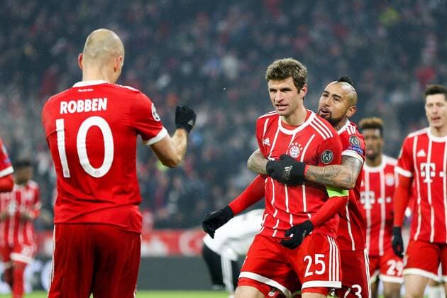 Torjubel von Arjen Robben 10 (FC Bayern Muenchen), Thomas Mueller 25 (FC Bayern Muenchen), Arturo Vidal 23 (FC Bayern Muenchen) zum 3:0, FC Bayern Muenchen vs. Besiktas Istanbul, Fussball, Achtelfinale, Champions League, 20.02.2018 Muenchen Bayern Deutschland