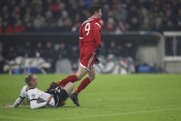 20.02.2018, Fussball UEFA Champions League 2017 2018, Achtelfinale, FC Bayern München - Besiktas Istanbul, in der Allianz Arena München, Foul von Domagoj Vida (li, Istanbul) gegen Robert Lewandowski (FC Bayern München), der Schiedsrichter gibt Vida die Rote Karte wegen Notbremse.