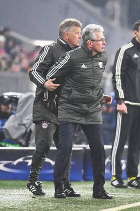 20.02.2018, xjhx, Fussball Champions League, FC Bayern Muenchen - Besiktas Istanbul, emspor, v.l. Co-Trainer Peter Hermann (FCB - FC Bayern Muenchen), Trainer Jupp Heynckes (FCB - FC Bayern Muenchen) gibt Anweisung, gestikuliert, mit den Armen gestikulieren, gives instructions, gesticulate Muenchen