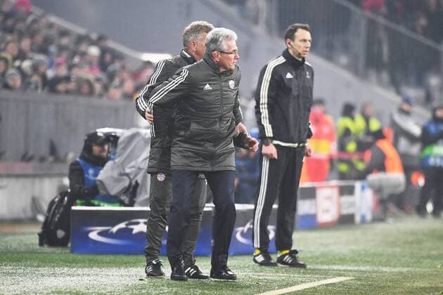 20.02.2018, xjhx, Fussball Champions League, FC Bayern Muenchen - Besiktas Istanbul, emspor, v.l. Co-Trainer Peter Hermann (FCB - FC Bayern Muenchen), Trainer Jupp Heynckes (FCB - FC Bayern Muenchen) gibt Anweisung, gestikuliert, mit den Armen gestikulieren, gives instructions, gesticulate Muenchen