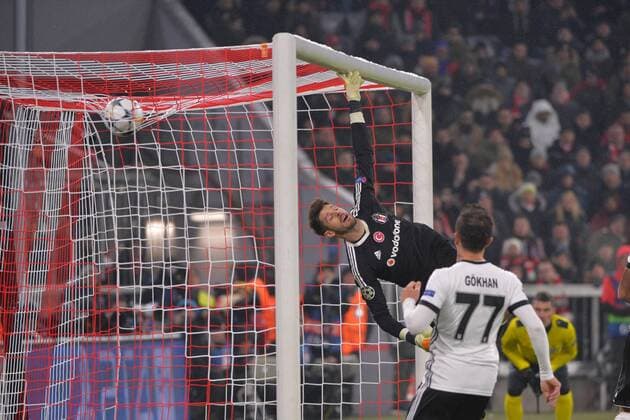 Bilder des Tages - SPORT Munich, Germany 20.02.2018, UEFA Champions League - 2017 18 Season, round of last sixteen, Achtelfinale, FC Bayern Muenchen - Besiktas Istanbul, goalkeeper Fabri (Besiktas) und Goekhan Goenuel (Besiktas) in Aktion ( DeFodi527