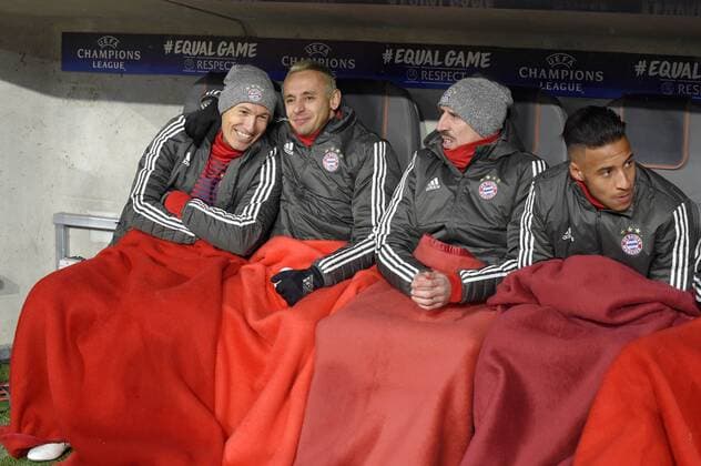 Bilder des Tages - SPORT 20.02.2018, Fussball UEFA Champions League 2017 2018, Achtelfinale, FC Bayern München - Besiktas Istanbul, in der Allianz Arena München, v.l. Arjen Robben (FC Bayern München), Rafinha (FC Bayern München) und Franck Ribery (FC Bayern München) nehmen auf der Ersatzbank Platz