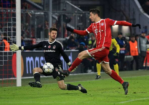 20180219, CL, FC Bayern vs Besiktas Istanbul, Allianz Arena Muenchen, Fussball im Bild: 4:0 Robert Lewandowski (FCB) Fabri (Besiktas) geschlagen