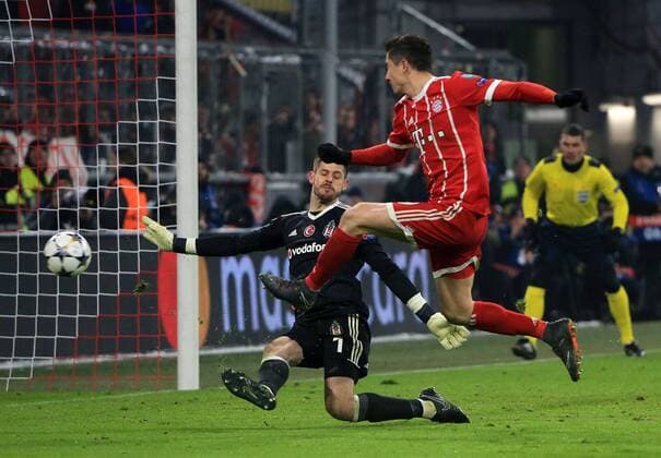 20180219, CL, FC Bayern vs Besiktas Istanbul, Allianz Arena Muenchen, Fussball im Bild: 4:0 Robert Lewandowski (FCB) Fabri (Besiktas) geschlagen