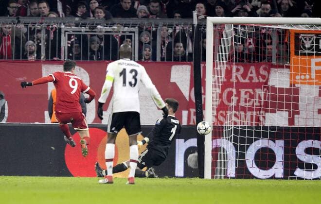 20.02.2018, Fussball UEFA Champions League 2017 2018, Achtelfinale, FC Bayern München - Besiktas Istanbul, in der Allianz Arena München, Torschuss zum 4.0 von Robert Lewandowski (li, FC Bayern München) gegen Torwart Fabri (Besiktas Istanbul).