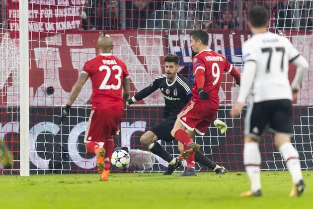 GER, UEFA CL, FC Bayern Muenchen (GER) vs Besiktas Istanbul (TUR) 20.02.2018, Allianz Arena, Muenchen, GER, UEFA CL, FC Bayern Muenchen (GER) vs Besiktas Istanbul (TUR), Achtelfinale, im Bild Tor zum 4-0 durch Robert Lewandowski (FCB 9) mit Arturo Vidal (FCB 23) Fabri (Besiktas 1)