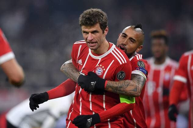 Themen der Woche - SPORT Bilder des Tages - SPORT FUSSBALL CHAMPIONS LEAGUE SAISON 2017 2018 ACHTELFINALE HINSPIEL FC Bayern Muenchen - Besiktas Istanbul 20.02.2018 Thomas Mueller und Arturo Vidal (re, beide FC Bayern Muenchen) jubeln nach dem 3:0 Muenchen