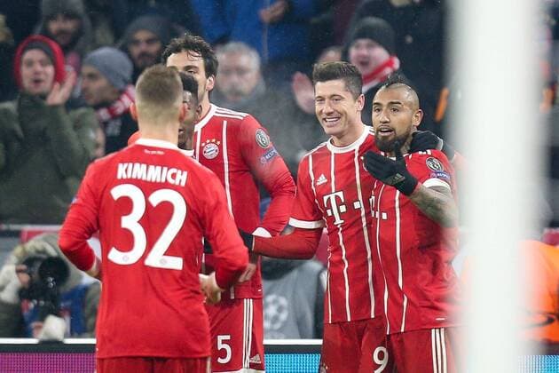 Torjubel von Robert Lewandowski 9 (FC Bayern Muenchen), Arturo Vidal 23 (FC Bayern Muenchen) zum 4:0, FC Bayern Muenchen vs. Besiktas Istanbul, Fussball, Achtelfinale, Champions League, 20.02.2018 Muenchen Bayern Deutschland