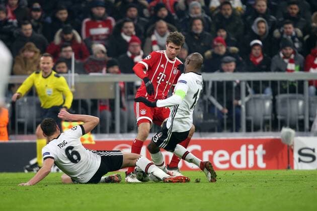 Dusko Tosic ( Besiktas Istanbul 6 ) Thomas Mueller (FC Bayern Muenchen 25) Atiba Hutchinson ( Besiktas Istanbul 13 ), FC Bayern Muenchen vs. Besiktas Istanbul, Champions League, Achtelfinale, Fussball, 20.02.2018, Muenchen Copyright: xLanger Eibner-Pressefotox EP_HLR
