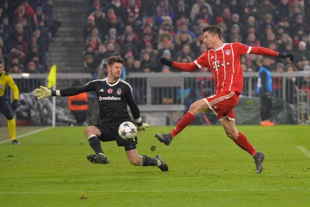 Munich, Germany 20.02.2018, UEFA Champions League - 2017 18 Season, round of last sixteen, Achtelfinale, FC Bayern Muenchen - Besiktas Istanbul, goalkeeper Fabri (Besiktas) und Robert Lewandowski (FCB) beim treffer zum 4:0 ( DeFodi527