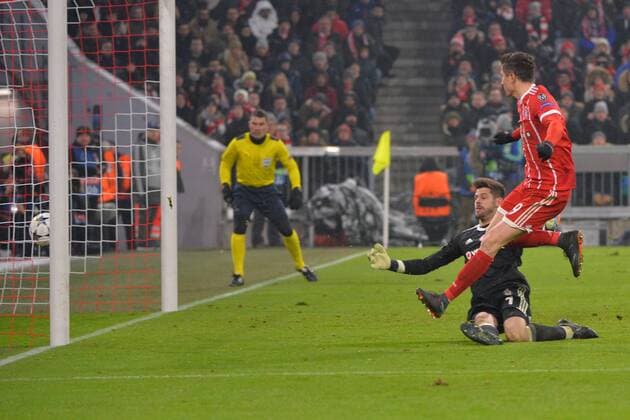 Bilder des Tages - SPORT Munich, Germany 20.02.2018, UEFA Champions League - 2017 18 Season, round of last sixteen, Achtelfinale, FC Bayern Muenchen - Besiktas Istanbul, goalkeeper Fabri (Besiktas) und Robert Lewandowski (FCB) beim treffer zum 4:0 ( DeFodi527