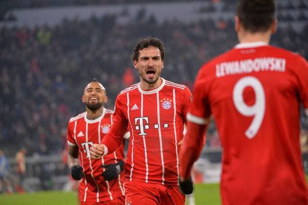 Munich, Germany 20.02.2018, UEFA Champions League - 2017 18 Season, round of last sixteen, Achtelfinale, FC Bayern Muenchen - Besiktas Istanbul, jubel, Torjubel mit Arturo Vidal (FCB), Mats Hummels (FCB) und Robert Lewandowski (FCB) nach dem treffer zum 4:0 ( DeFodi527