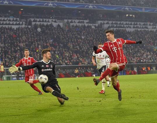 20.02.2018, Fussball UEFA Champions League 2017 2018, Achtelfinale, FC Bayern München - Besiktas Istanbul, in der Allianz Arena München, Robert Lewandowski (FC Bayern München) trifft zum 4:0 gegen Torwart Fabri (Besiktas Istanbul)