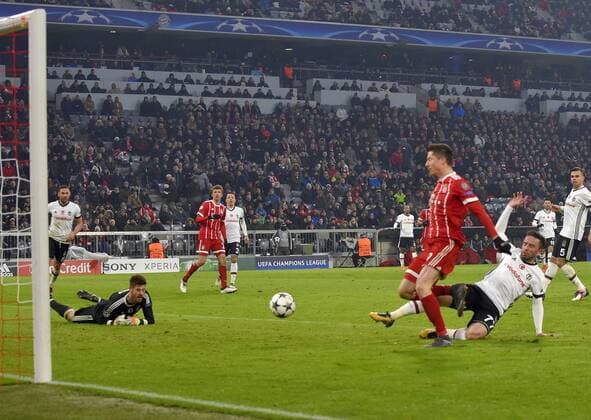 20.02.2018, Fussball UEFA Champions League 2017 2018, Achtelfinale, FC Bayern München - Besiktas Istanbul, in der Allianz Arena München, Robert Lewandowski (FC Bayern München) trifft hier zum 5:0 gegen Torwart Fabri (li, Besiktas Istanbul)