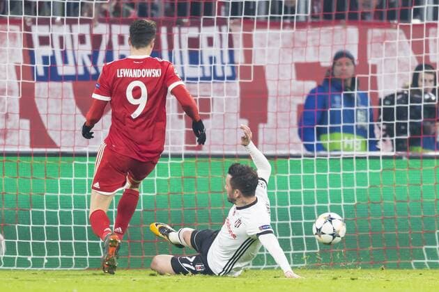 GER, UEFA CL, FC Bayern Muenchen (GER) vs Besiktas Istanbul (TUR) 20.02.2018, Allianz Arena, Muenchen, GER, UEFA CL, FC Bayern Muenchen (GER) vs Besiktas Istanbul (TUR), Achtelfinale, im Bild Tor zum 5-0 durch Robert Lewandowski (FCB 9) mit Goekhan Goenuel (Besiktas 77)