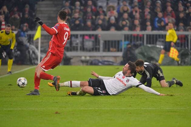 Munich, Germany 20.02.2018, UEFA Champions League - 2017 18 Season, round of last sixteen, Achtelfinale, FC Bayern Muenchen - Besiktas Istanbul, Robert Lewandowski (FCB), goalkeeper Fabri (Besiktas) und Goekhan Goenuel (Besiktas) beim treffer zum 5:0 ( DeFodi527