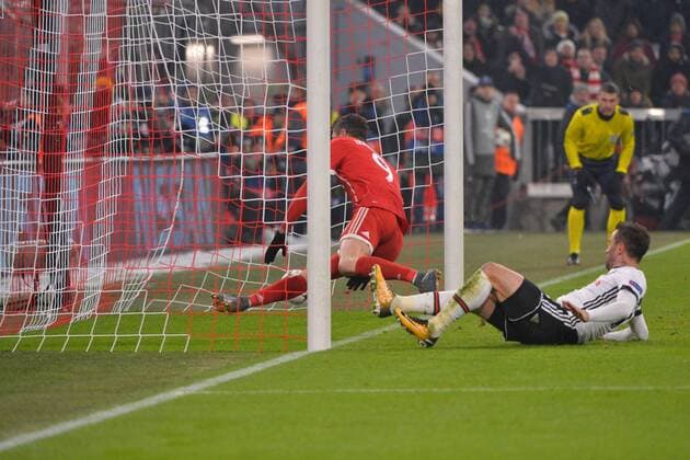 Bilder des Tages - SPORT Munich, Germany 20.02.2018, UEFA Champions League - 2017 18 Season, round of last sixteen, Achtelfinale, FC Bayern Muenchen - Besiktas Istanbul, Robert Lewandowski (FCB) und Goekhan Goenuel (Besiktas) beim treffer zum 5:0 ( DeFodi527