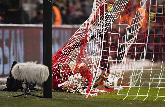 München, 20.02.2018 Torjubel: Robert Lewandowski (FCB) liegt im Tor Bayern München - Besiktas Istanbul