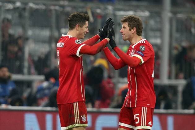 Robert Lewandowski (FC Bayern Muenchen 9) Thomas Mueller (FC Bayern Muenchen 25) Jubel nach dem 5:0, FC Bayern Muenchen vs. Besiktas Istanbul, Champions League, Achtelfinale, Fussball, 20.02.2018, Muenchen Copyright: xLanger Eibner-Pressefotox EP_HLR