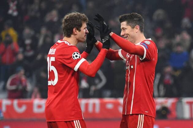 20.02.2018, xjhx, Fussball Champions League, FC Bayern Muenchen - Besiktas Istanbul, emspor, v.l. Torjubel, Goal celebration, celebrate the goal zum 5:0 durch Robert Lewandowski (FCB - FC Bayern Muenchen) mit der Mannschaft Thomas Mueller (FCB - FC Bayern Muenchen) Muenchen
