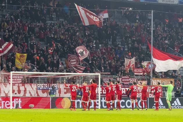 GER, UEFA CL, FC Bayern Muenchen (GER) vs Besiktas Istanbul (TUR) 20.02.2018, Allianz Arena, Muenchen, GER, UEFA CL, FC Bayern Muenchen (GER) vs Besiktas Istanbul (TUR), Achtelfinale, im Bild Die Bayern feiern den Sieg