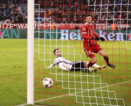 20.02.2018, Fussball UEFA Champions League 2017 2018, Achtelfinale, FC Bayern München - Besiktas Istanbul, in der Allianz Arena München, Torschuss zum 5:0 von Robert Lewandowski (re, FC Bayern München). Gökhan Gönül (Besiktas Istanbul) kommt zu spät.